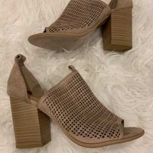 Open toe, chunky booty.